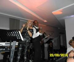 Orlando Johnson & i Barrio si esibiscono ad un matrimonio