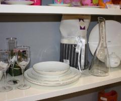 Piatti Anna Platino Bitossi, tovaglia Le Jacquarde Francoise e bicchieri Rogaska