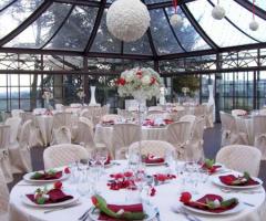 Tavoli allestiti per il ricevimento di matrimonio