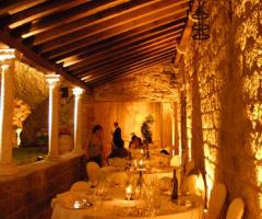 Allestimento dei tavoli di nozze nel Chiostro illuminato