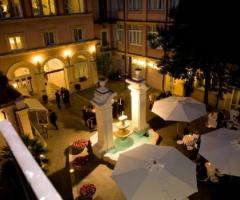 Location allestita per il ricevimento di matrimonio all'aperto