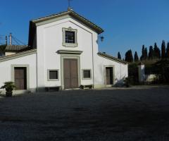 Entrata della chiesa interna alla location