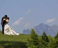 Fotografia del bacio degli sposi
