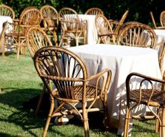 Allestimento tavoli per l'aperitivo