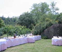 Preparativi per il buffet all'aperto