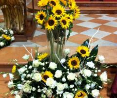 Allestimento di girasoli per la chiesa