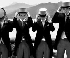 Fotografia dello sposo con i testimoni