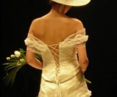 Abito molto particolare interamente in pizzo a balze - Le Spose di Cesy