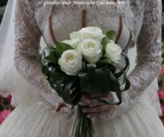 Bouquet di rose bianche per la sposa 