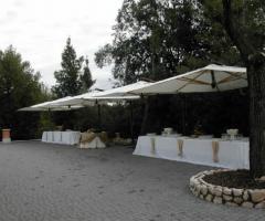 Buffet di matrimonio allestito all'aperto