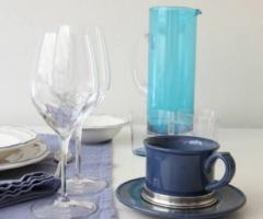 Una nota di colore in tavola: vetro e ceramiche blu