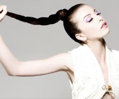 Trucco rosa e acconciatura raccolta per la sposa