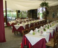 Tavoli rettangolari per il ricevimento di matrimonio