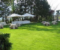 Giardino allestito per il buffet di nozze