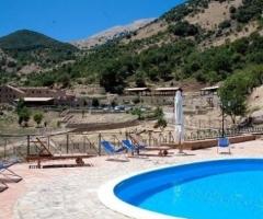 Ampia piscina presso l'agriturismo per ricevimento di matrimonio Masseria Rocca di Gonato