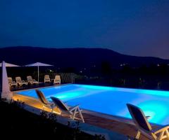 Matrimonio a bordo piscina