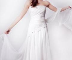 Delicato abito da sposa dalla linea semplice ed essenziale