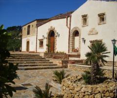 Giardino e facciata del Casale del Golfo