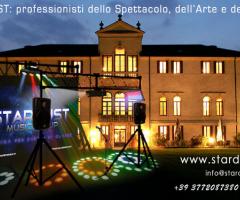 Effetti speciali con luci colorate per la location di matrimonio