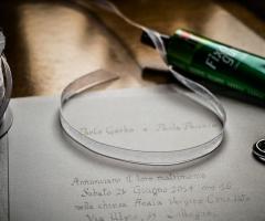 La preparazione a mano degli inviti.