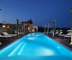 La piscina della Tenuta: antiche colonne di grande impatto per degli eventi nelle sere estive