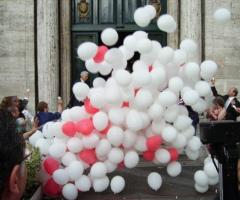 Palloncini rossi e bianchi per le nozze
