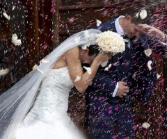 Il lancio dei petali e del riso agli sposi