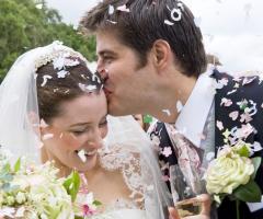 Il lancio dei coriandoli colorati agli sposi