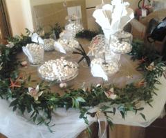 Allestimento del tavolo della degustazione dei confetti
