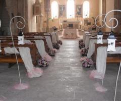 Chiesa allestita con lanterne e rose