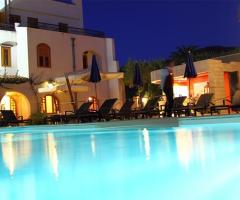 Ampia piscina presso l'hotel per ricevimento di matrimonio Hotel Baia del Capitano