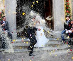 Scatto fotografico dell'uscita degli sposi dalla chiesa