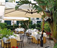Tavoli nel giardino dell'Hotel Villa d'Amato