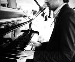 Loris durante un'esibizione al pianoforte