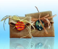 Sacchettino portaconfetti confezionato nei laboratori delle comunità - Gruppo Abele