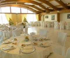 Sala ricevimenti allestita per il matrimonio