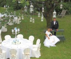 Gli sposi posano felici presso la location di nozze