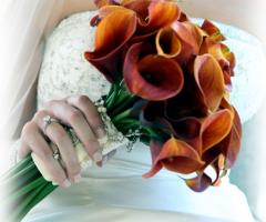 Bouquet a fascio di calle arancioni