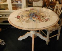 Mobile in legno decorato per l'allestimento della confettata