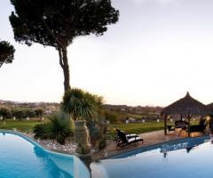 Scorcio della piscina della location di matrimonio