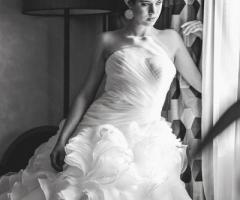 Abito da sposa con ampia gonna e corpetto intrecciato