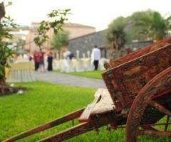 Ampio giardino con allestimento tavoli per ricevimento di matrimonio presso Acireale (Catania)