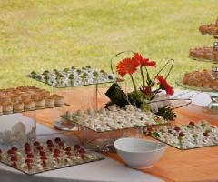 Tavolo imbandito per ricevimento di matrimonio