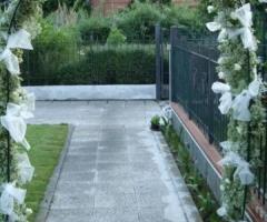 Arco con fiori e tulle per la casa della sposa - I Fiori di Lisetta