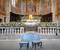 Allestimento floreale della chiesa