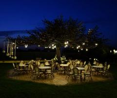 Allestimento del giardino per il ricevimento serale