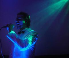 Emanuele Contreras canta ad un matrimonio