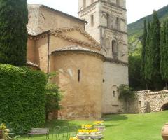 Suggestivo giardino con le absidi in sfondo