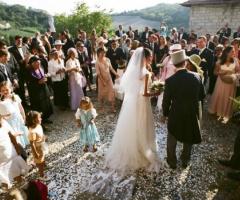 Foto degli sposi durante il lancio del riso