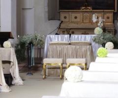 addobbo con Sfere di garofani bianchi e verdi - Amaryllis creazioni floreali